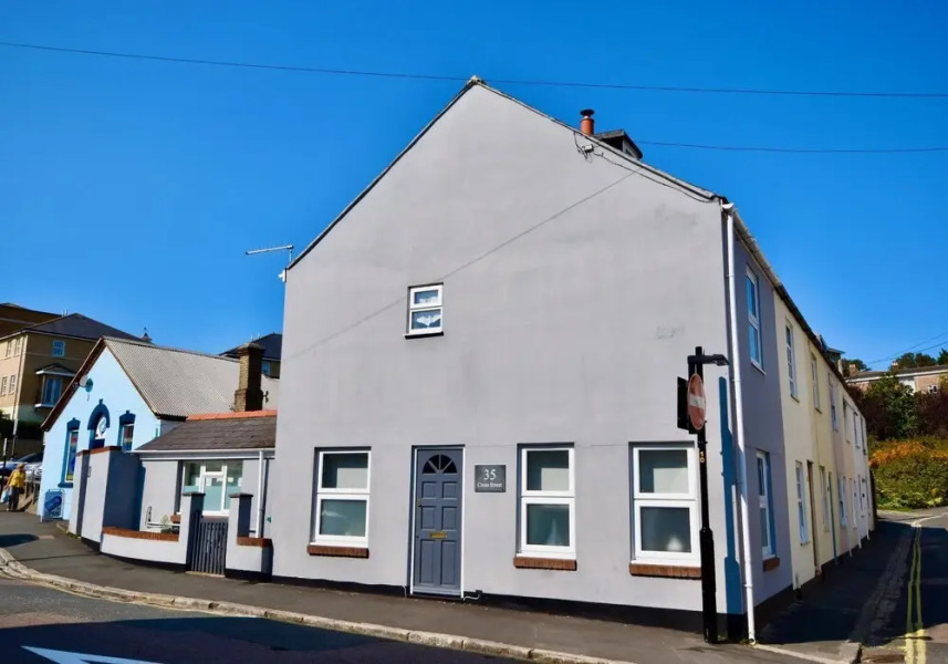Boat House Centrally Located in the Sailing Mecca of Cowes