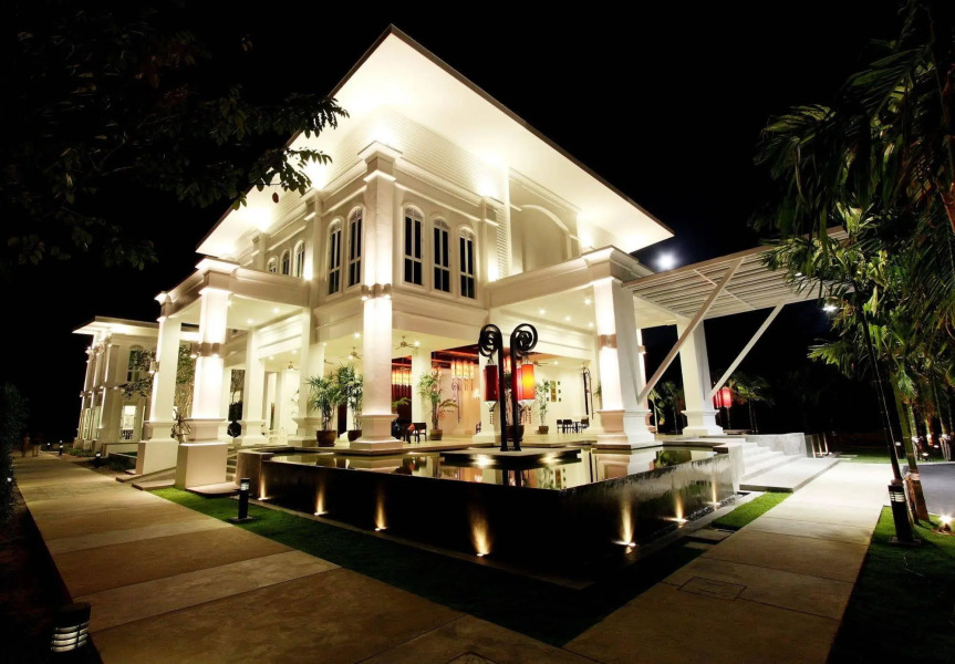 Курортный отель The Old Phuket - Karon Beach Resort