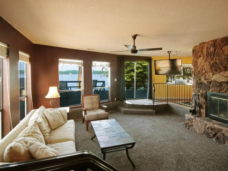 Lake Front Stunner near HToad & Shady Gators