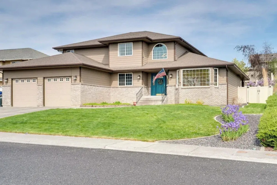 Moses Lake Vacation Rental w/ Hot Tub & Game Room