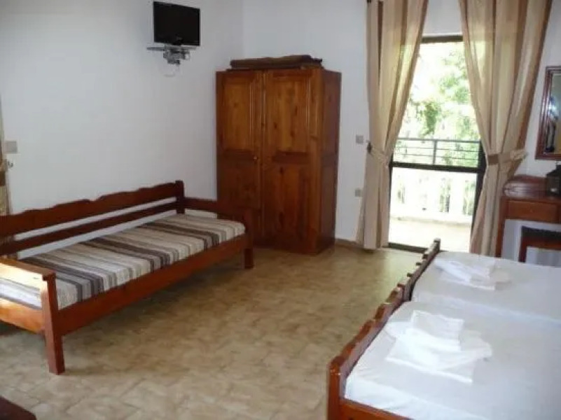 Zourpos Studios & Apartments