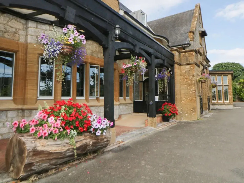 Harcombe House Bungalow 8