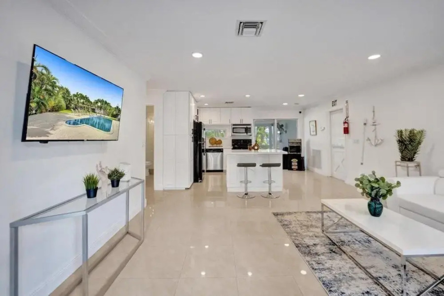 Casa Lago 3 Bedroom Home by Redawning