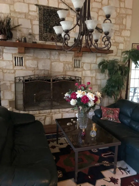 Twelve Oaks Hill Country Inn