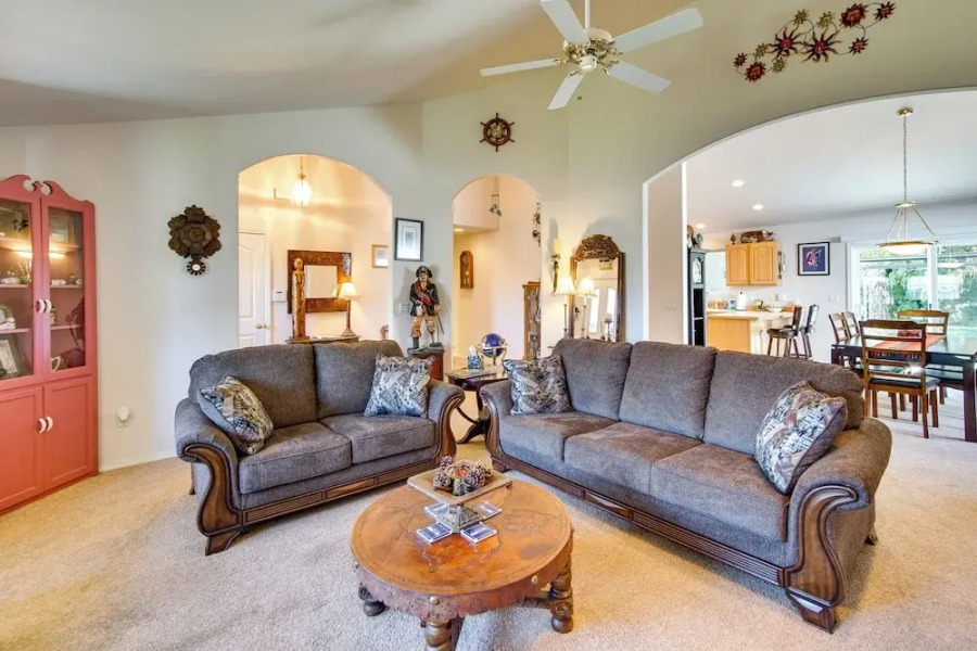 6 Mi to Dtwn Yakima: Central Washington Home