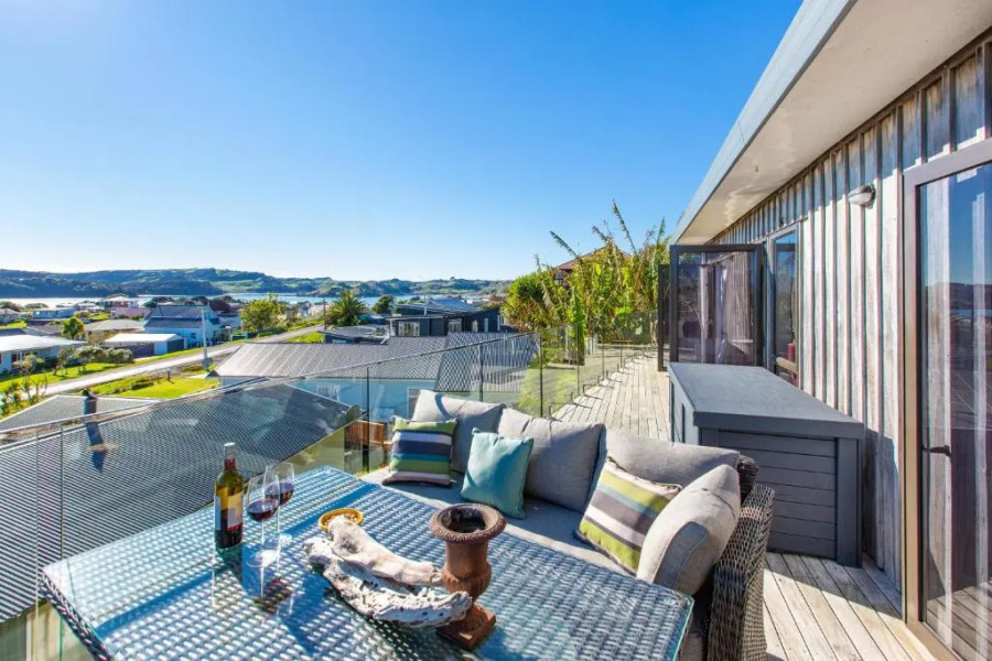 Sunshine Lookout - Raglan Holiday Home