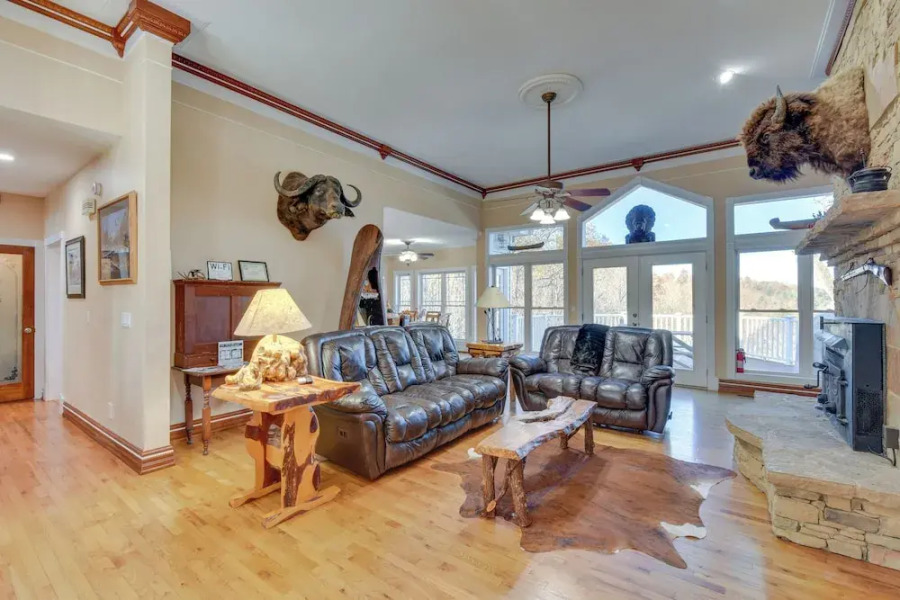 Blairsville Mansion w/ Hot Tub, Casino + Games!