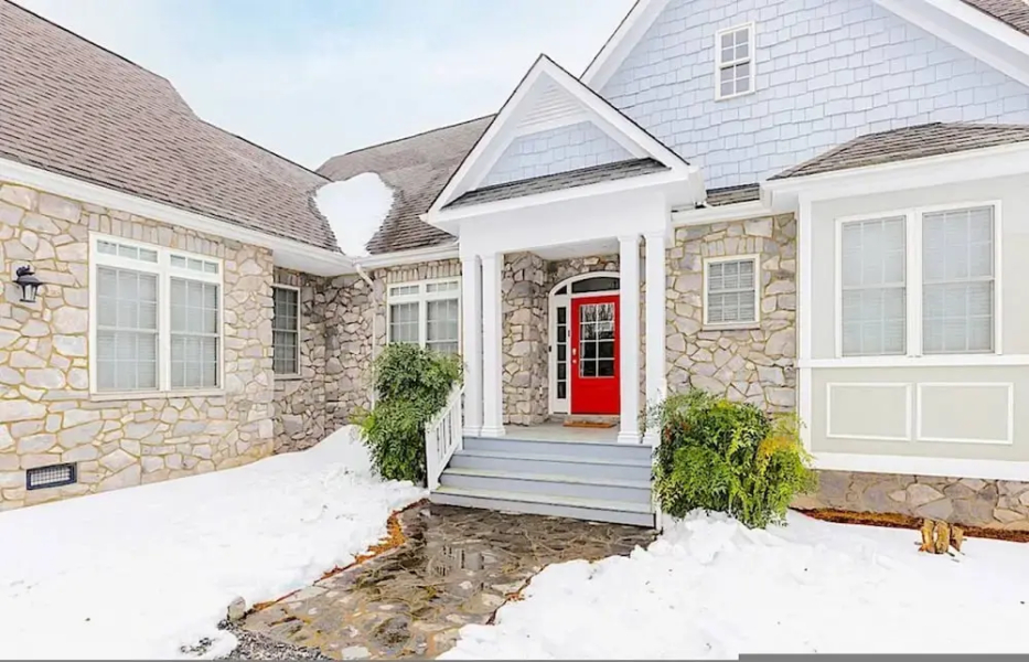 Stoney Creek Cottage Wintergreen w EV Charger