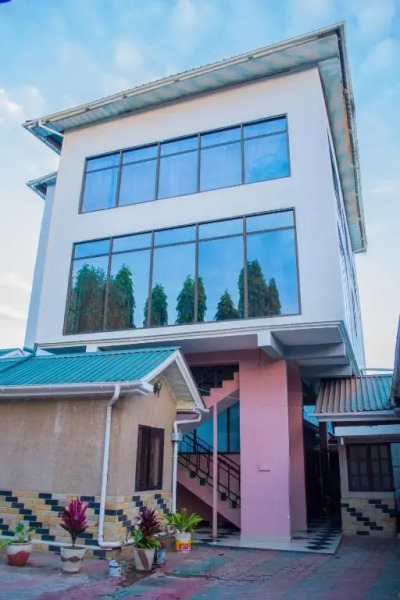 Mzunguu Safari Lodge