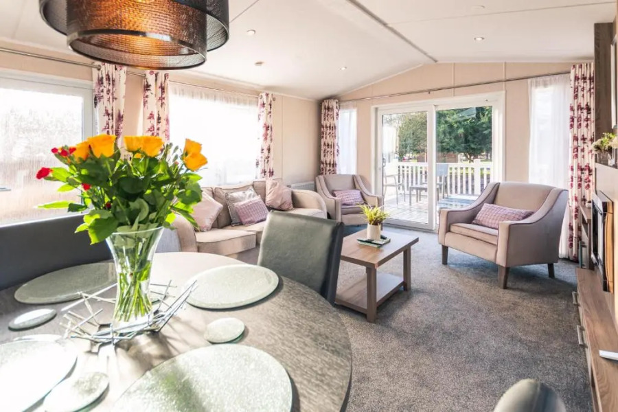 Lakeshore Lodge with Hot Tub