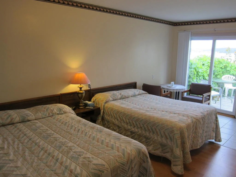 Bay Breeze Motel & Cottages