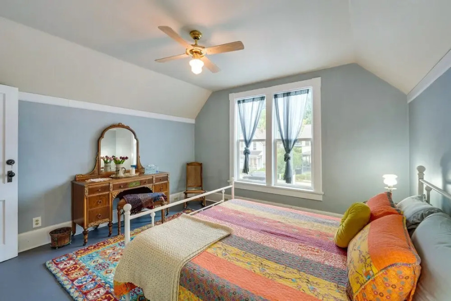 Charming La Conner Vacation Home w/ Fireplace!