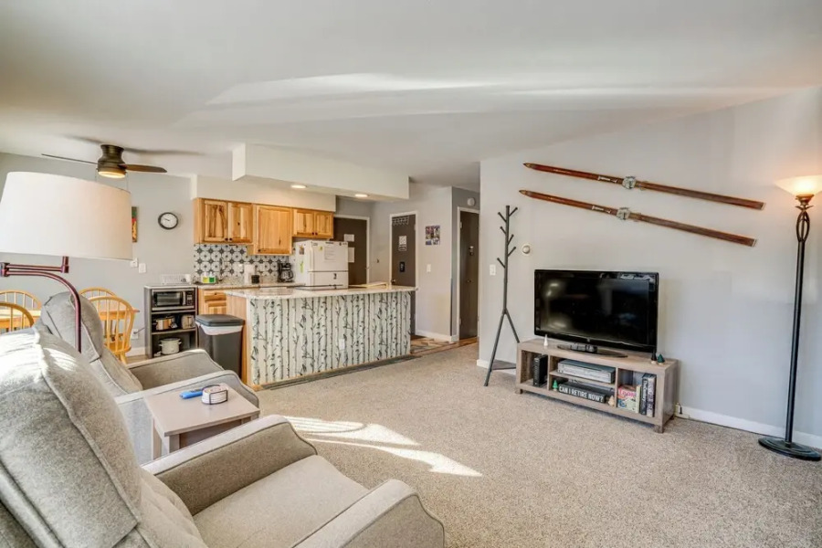 7 Mi to Ski Resort: Dillon Condo w/ Mtn Views