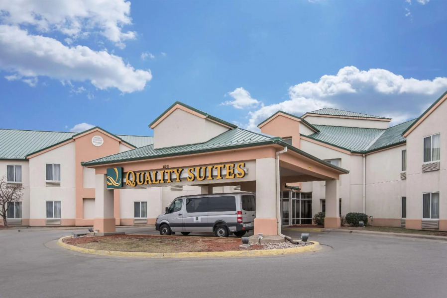 Quality Suites Kansas City International Airport