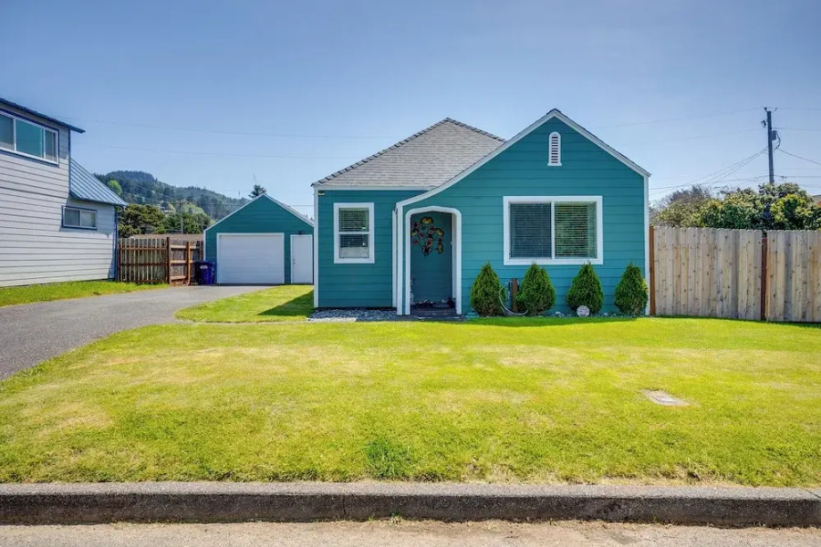 Walk to Gold Beach: Charming Cottage w/ Yard!