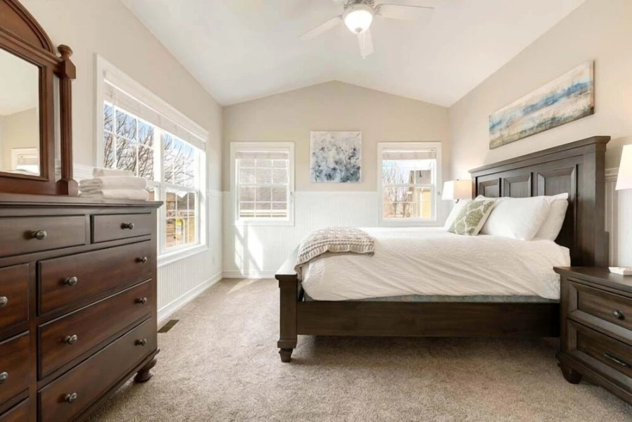 Fabulous Family-friendly Retreat by Windsor Lake!