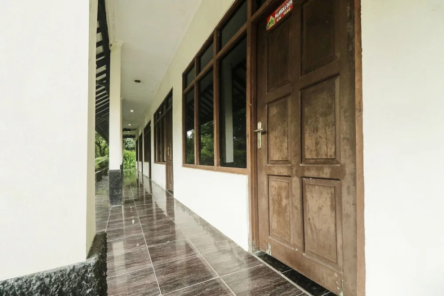OYO 90490 Hotel Nyi Rindang