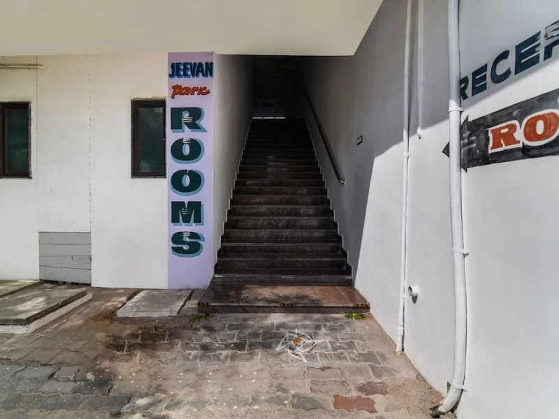 Oyo 30545 Hotel Jeevan Park