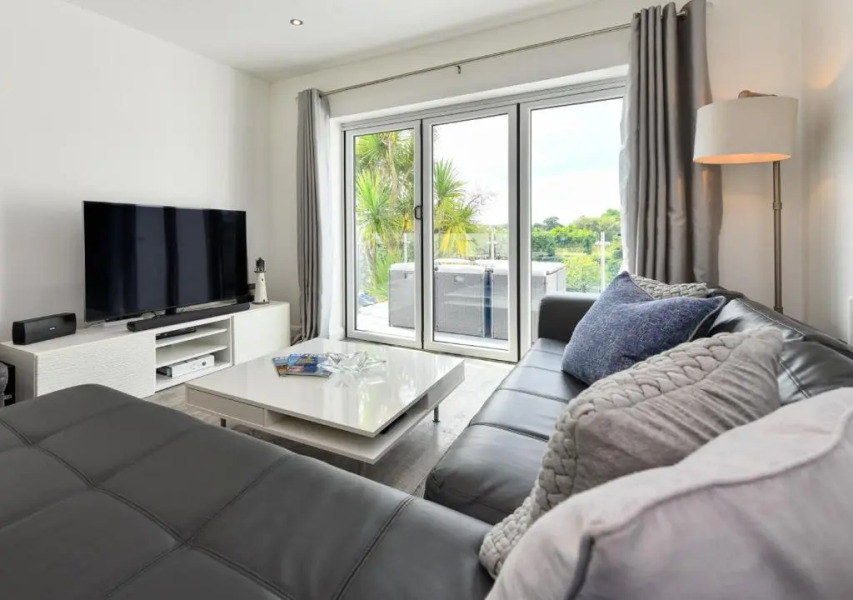 Bryn Rhosyn, 10 Cae Du