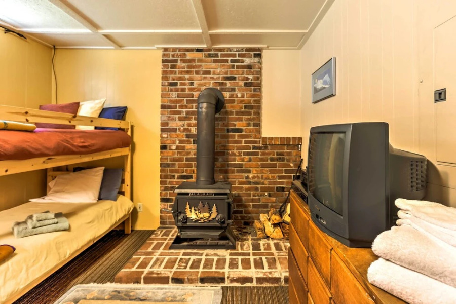 Riverside Winthrop Chalet w/ Hot Tub & 2 Decks!