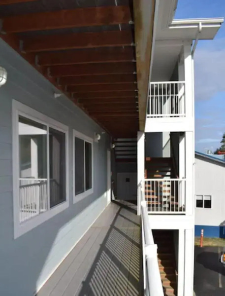 Longliner Lodge and Suites