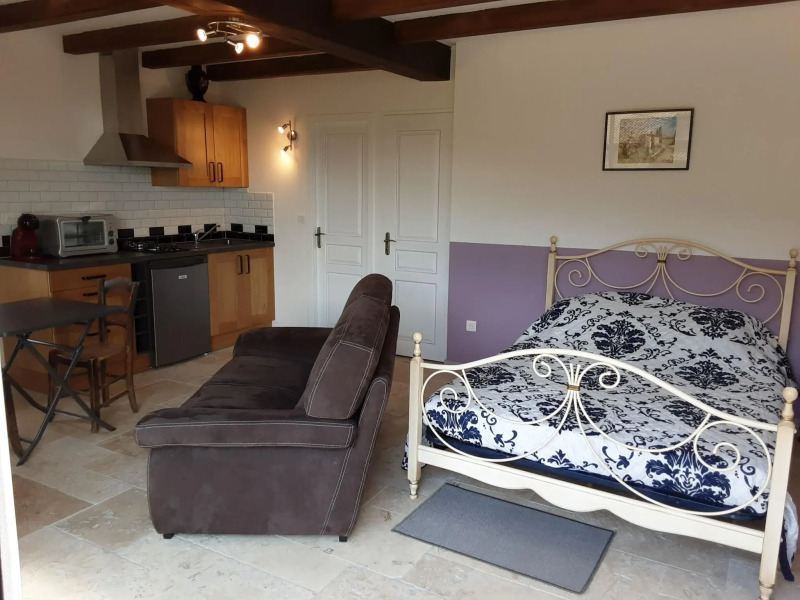 Charming stone Tiny House with communal pool, Chambonas