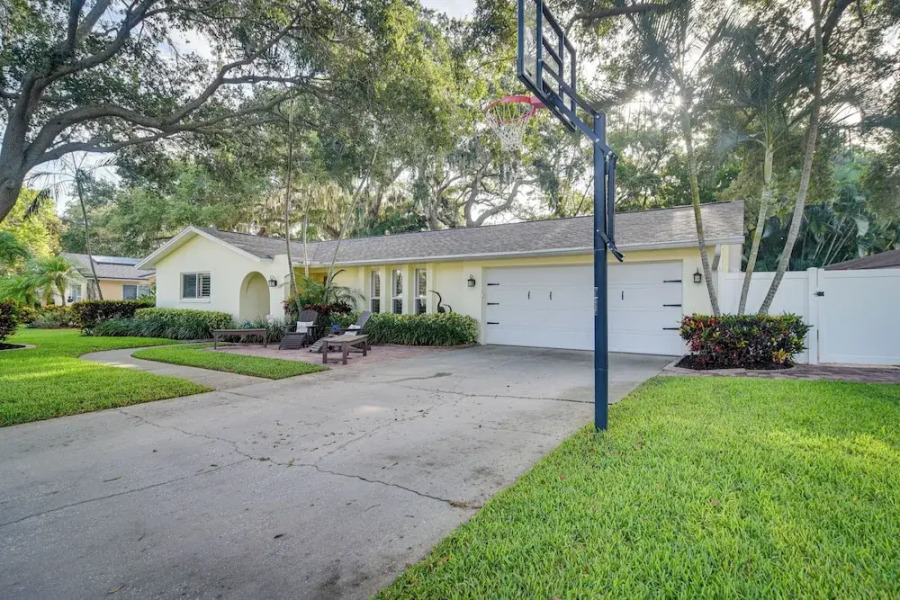 Private Pool, Slide & Treehouse: Largo Retreat