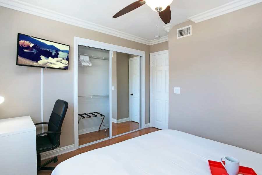 Costa Mesa/Newport - Fast WiFI - Work Stations - Free Parking - Self Check In! (CM-1)