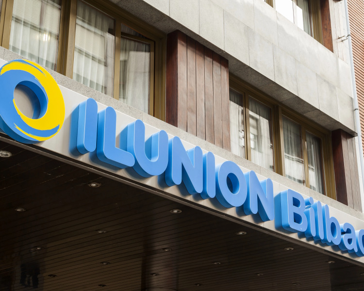 Отель Ilunion Bilbao