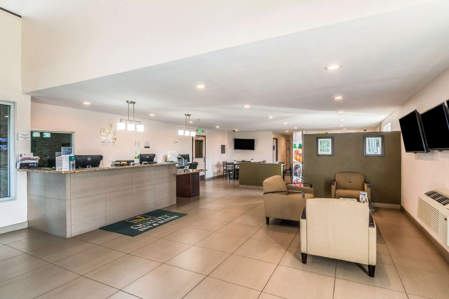 Quality Inn & Suites near Downtown Bakersfield