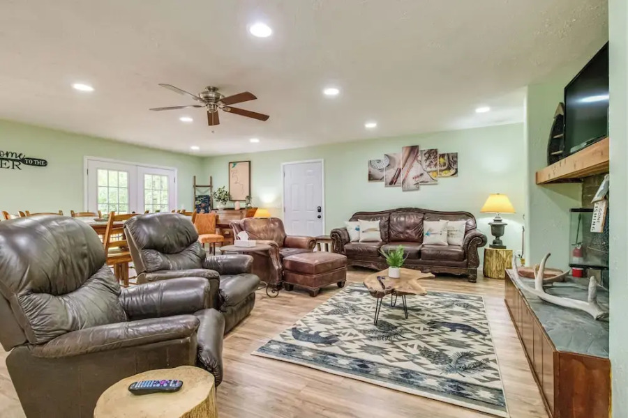 Cotter Home w/ Deck ~ 1 Mi to Big Spring Park!