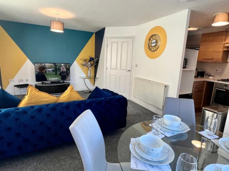 Lovely 2 Bedroom Apartment, 2 Bathrooms Parking