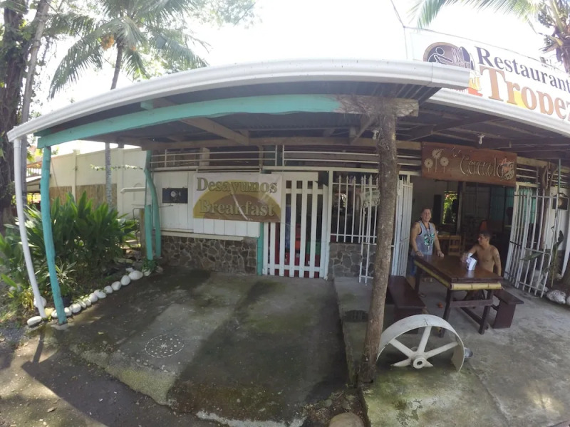 Esterillos Beach House Hostal