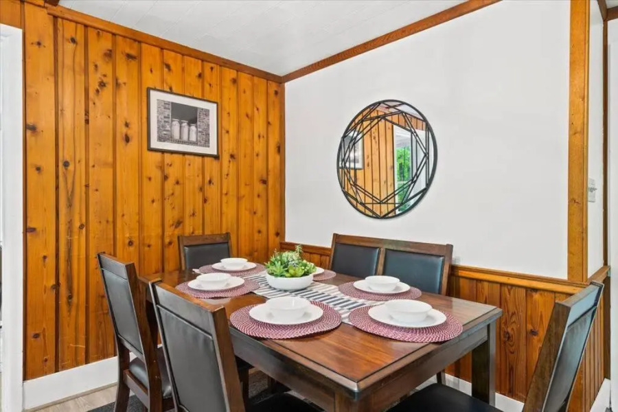 The Gingerbread House: 4 BR chalet, w/ Sunroom/Deck, sleeps 12, modern amenities