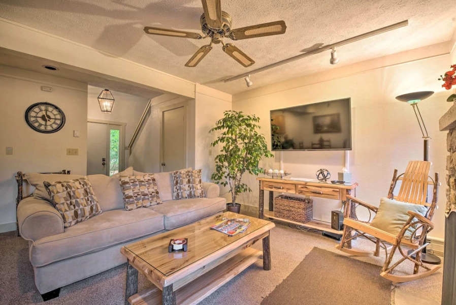 1 Mi to Jack Frost Ski Resort: Water-view Retreat