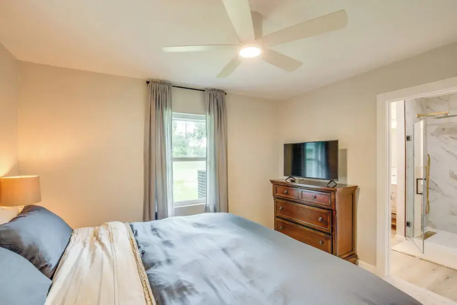 Away in Paris Retreat w/ Workspace, 2 Mi to Dtwn