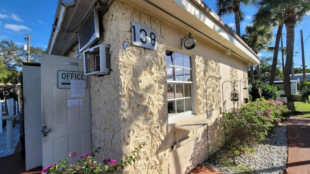 Barefoot Mailman Inn & Suites