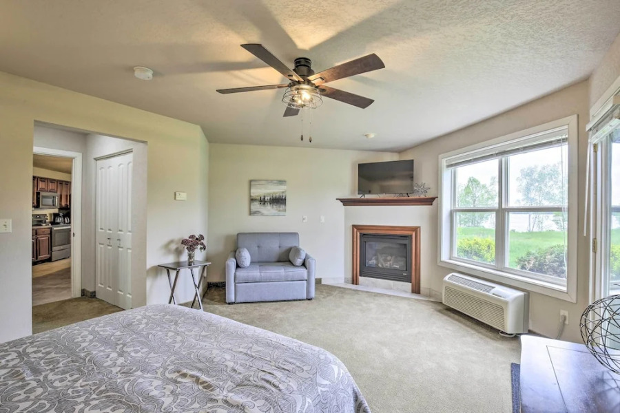 Lakefront Birchwood Condo w/ Pool & Hot Tub!