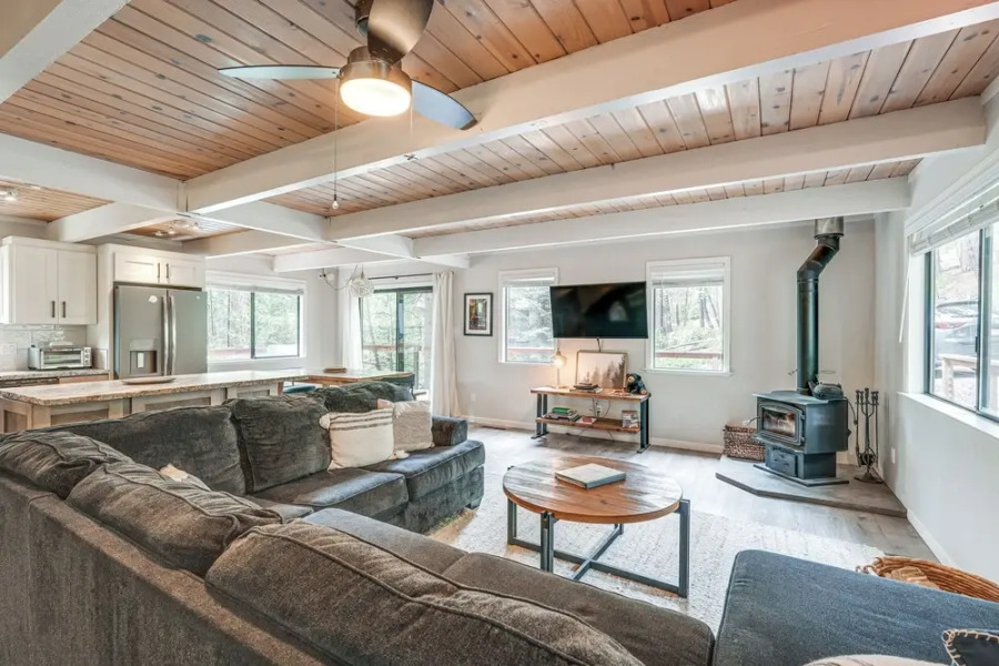 Family Cabin in Blue Lake Springs, Near Town!