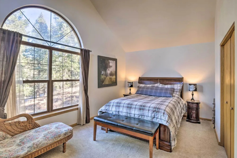 Expansive Mountain Retreat w/ Views of Pikes Peak!