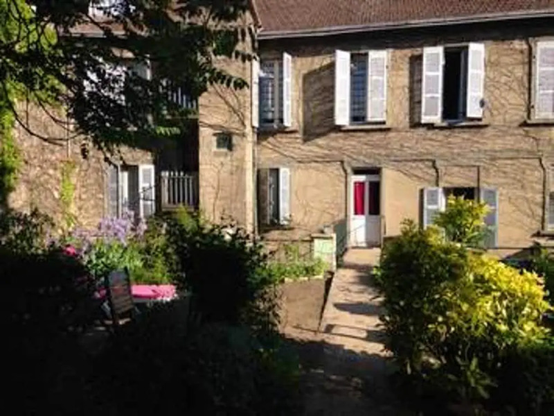 Studio in Néris-les-bains, With Wonderful City View, Enclosed Garden and Wifi