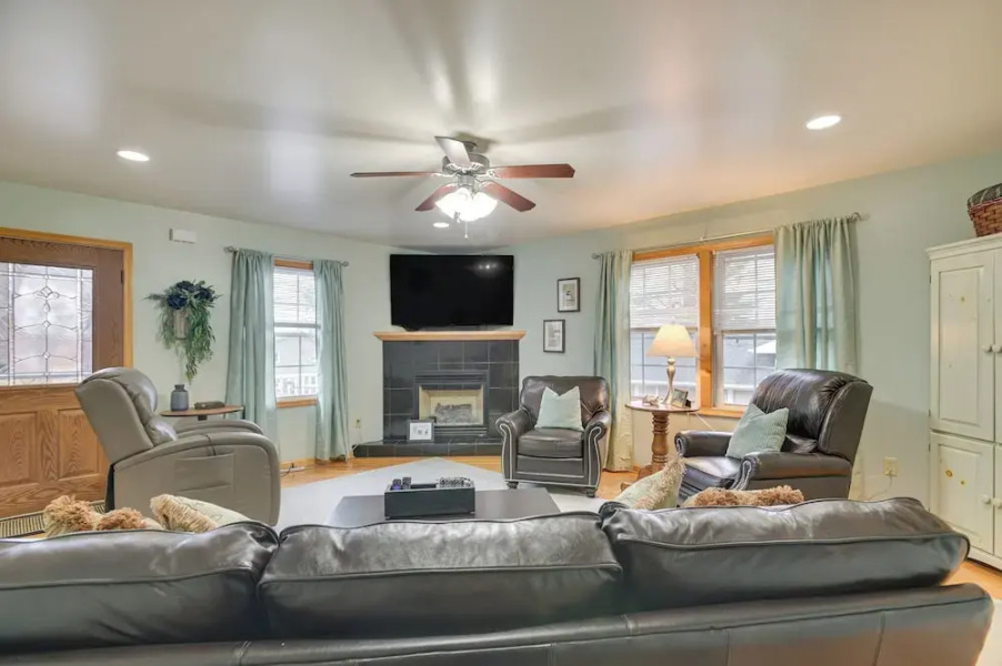 Large Home w/ Deck & Grill ~ 9 Mi to Virginia Tech