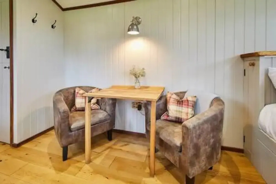 Host Stay Cwch Gwenyn