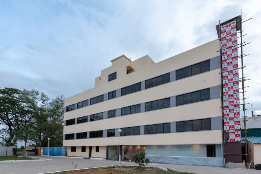 OYO 22105 Hotel Half Moon Inn