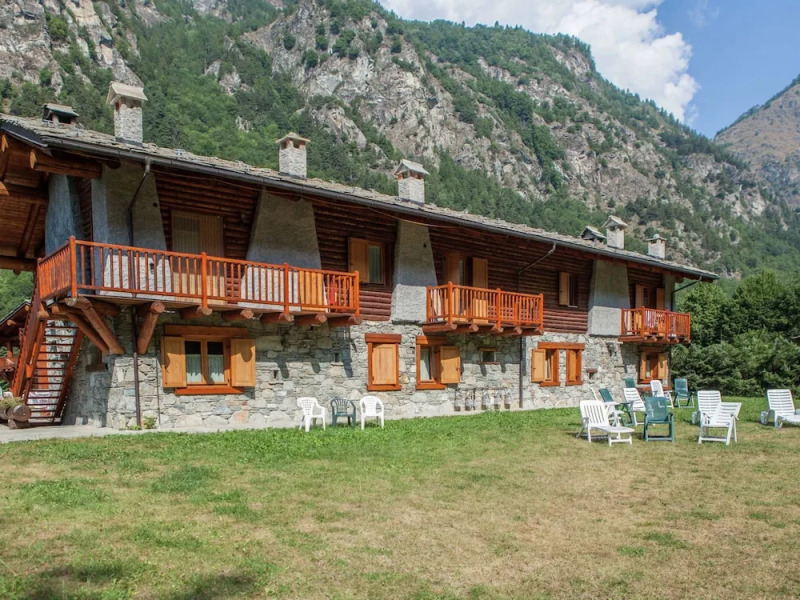 Apartment in Antey With Stunning Mountain Views