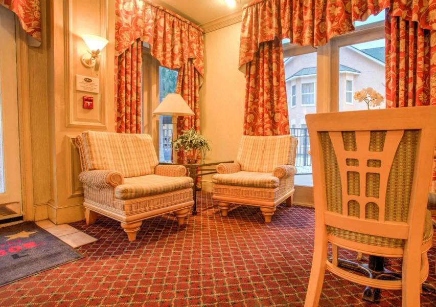 The Palms Hotel & Villas