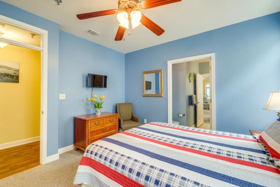 Lakefront Huddleston Condo w/ Community Pool