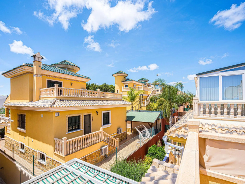 Inviting Holiday Home in Orihuela with Garden