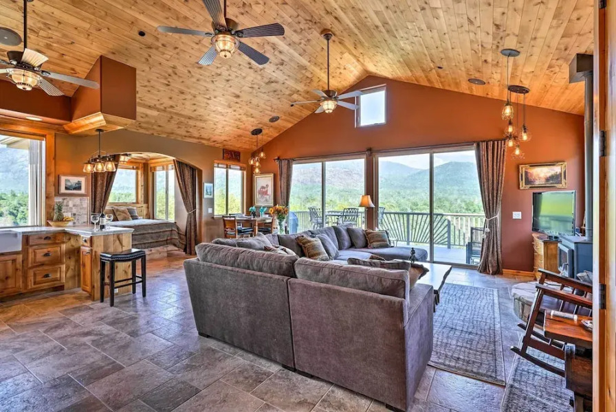 28 Mi to Yosemite: Lovely Mtn Cottage w/ Deck!