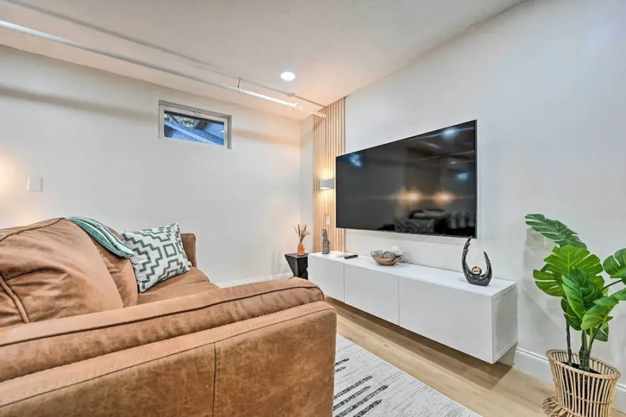 Cozy Brandon Guest Studio w/ Pool & Hot Tub!